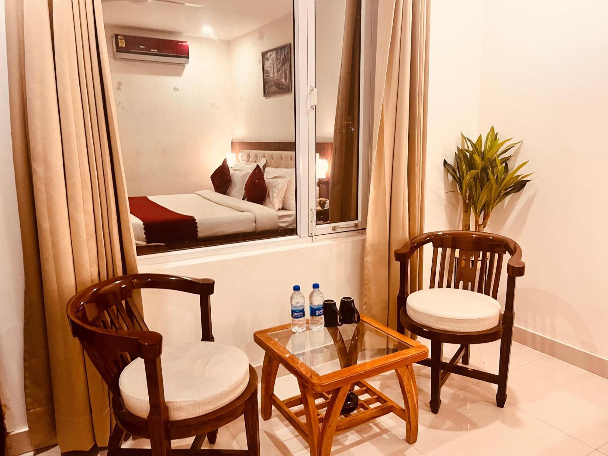 Hotel Sampat Royal Cafe Delhi  Exterior foto